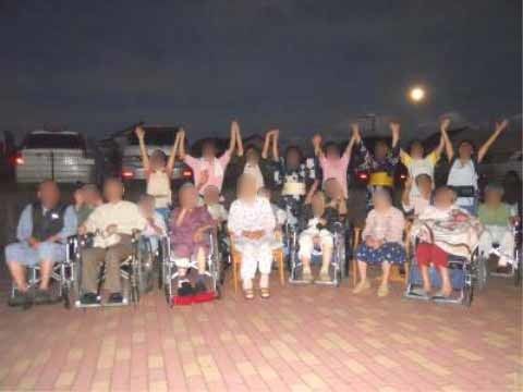 夏に行われたイベント時に撮影された職員と利用者様の集合写真