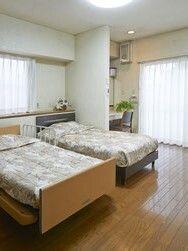 フローリングの部屋には大きな窓があり、寝具付きベッドが2台置かれている。