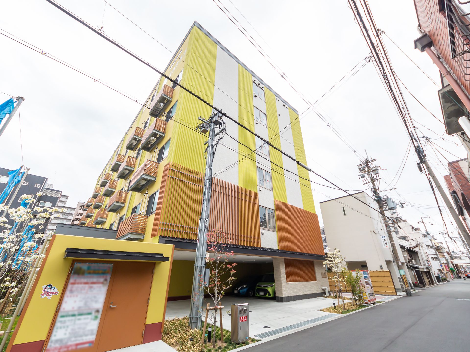 全部屋個室の６階建ての施設