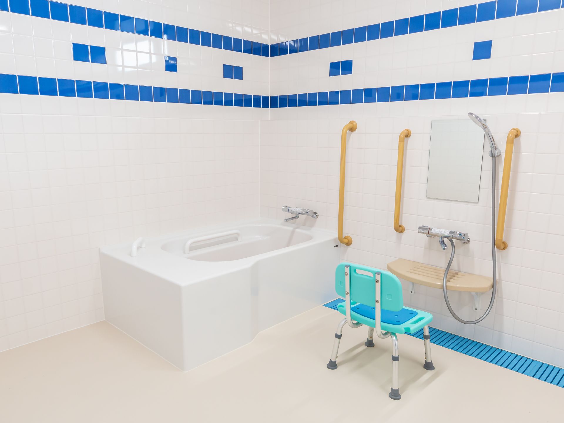 シャワーチェアや手すりをご用意している浴室