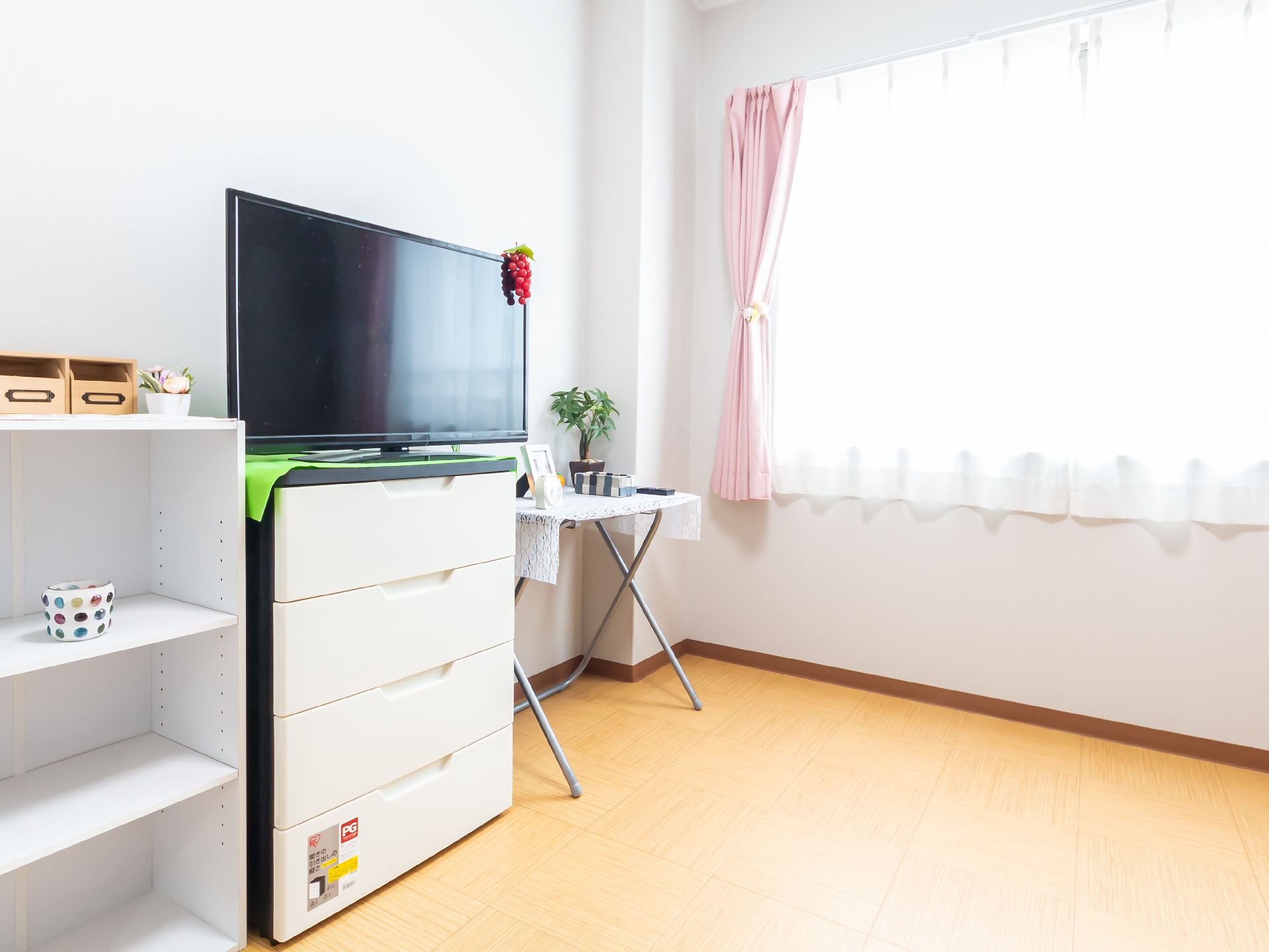 大きな窓が設置された居室