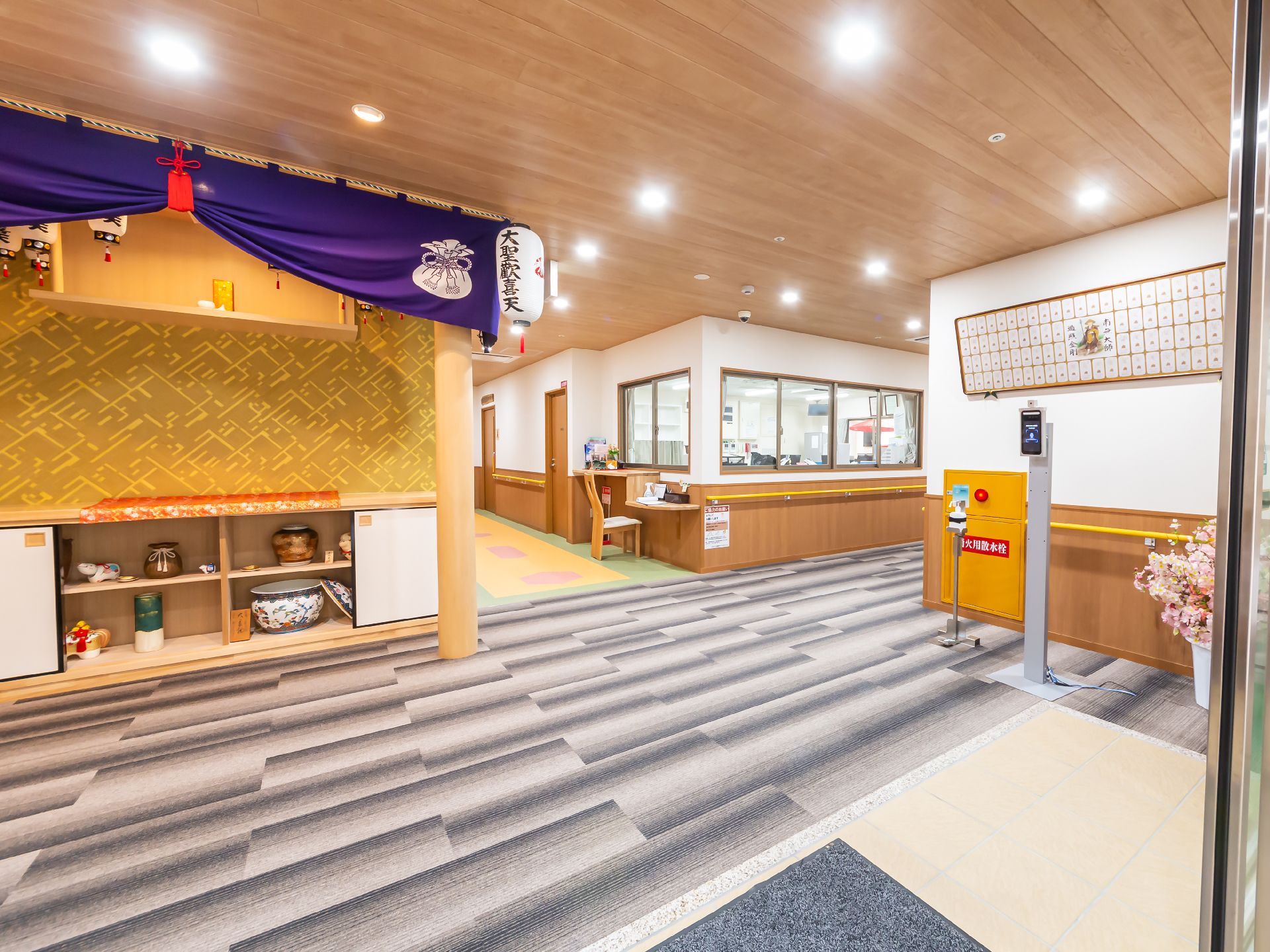 車椅子の方も移動していただきやすい広々とした空間の廊下