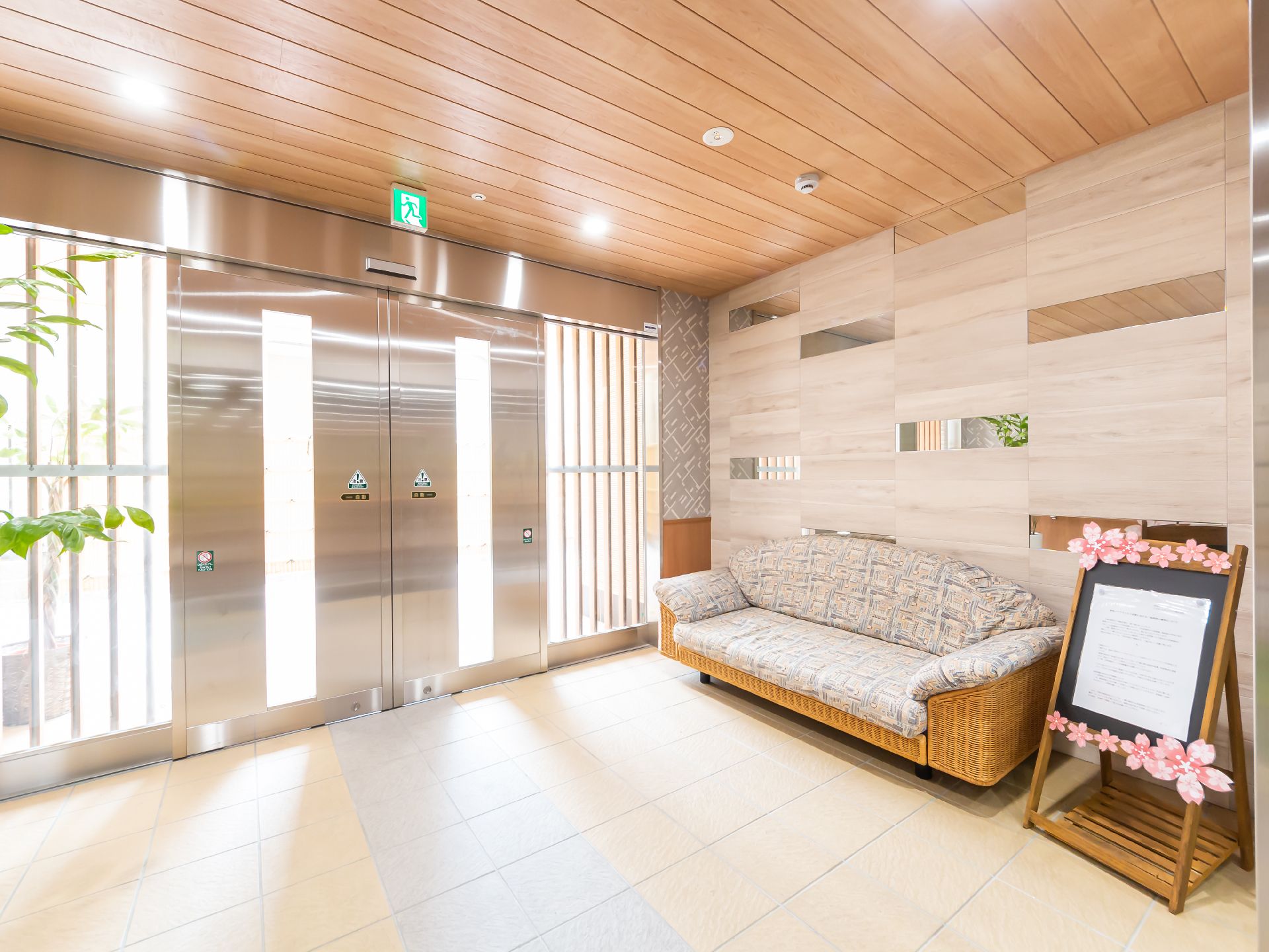 大きなソファをご用意している玄関