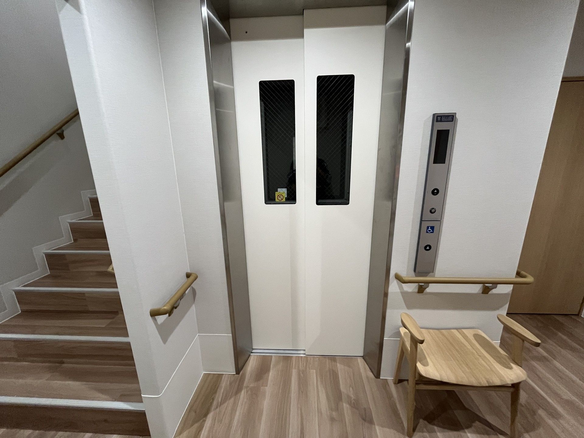バリアフリー設計のエレベーター