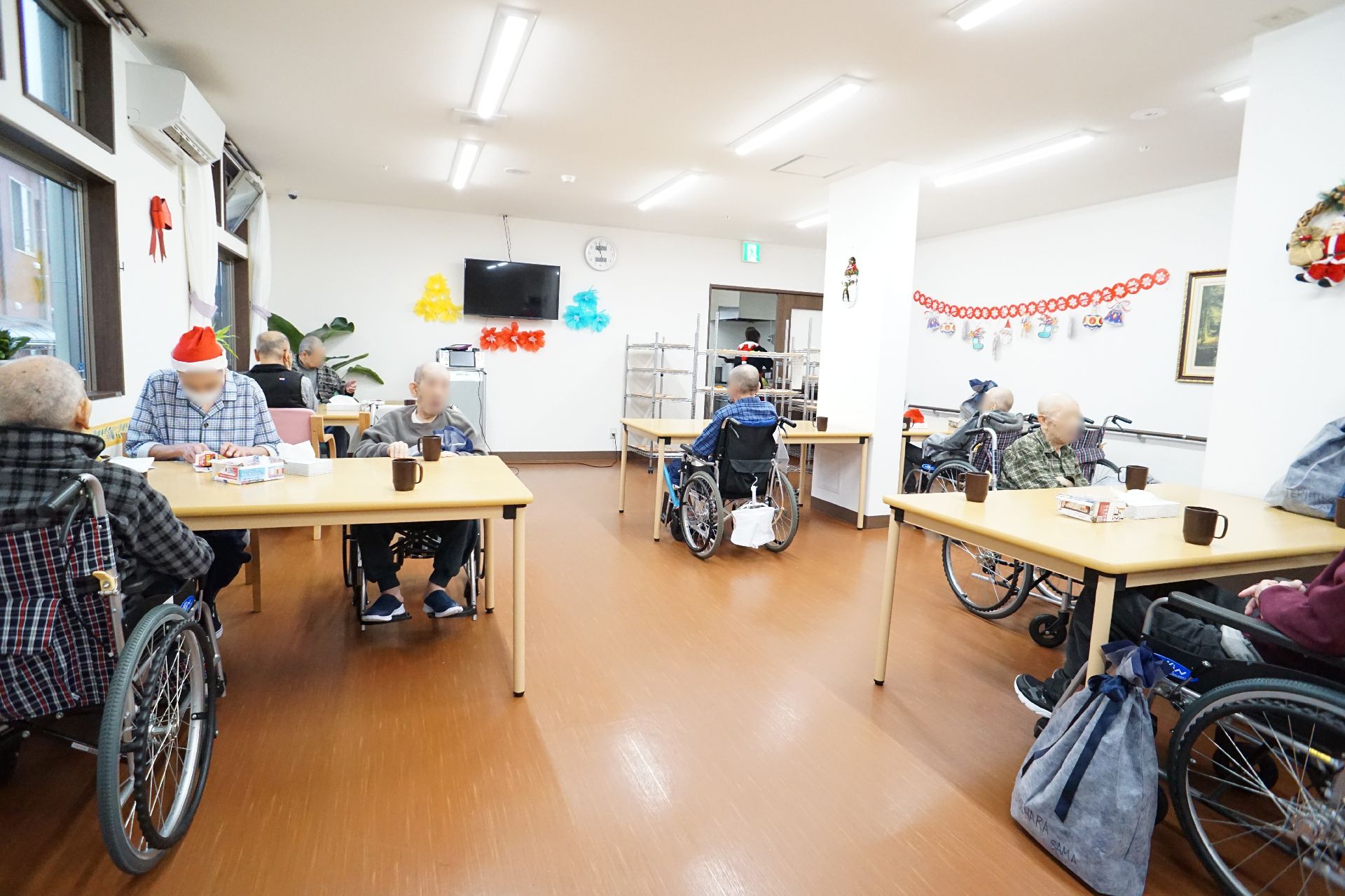 テーブルと椅子が置かれている共有スペース