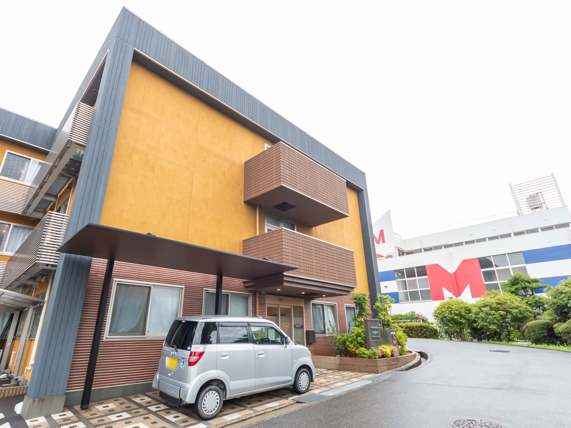 モダンな建物のエントランス