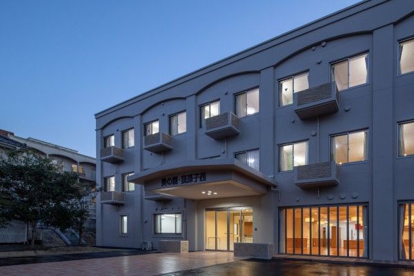 明るい入口の建物外観