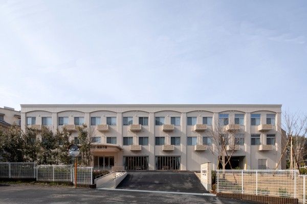明るい外観の建物正面