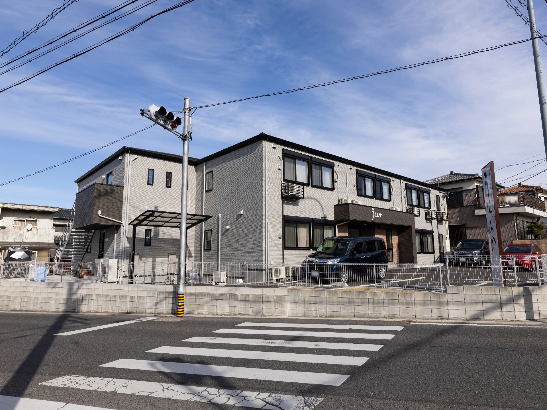 近隣に道路が設置されているので遠方から通いやすい介護施設の外観