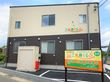 ご長寿くらぶ佐和の看板が道路面に出ている建物の外観写真