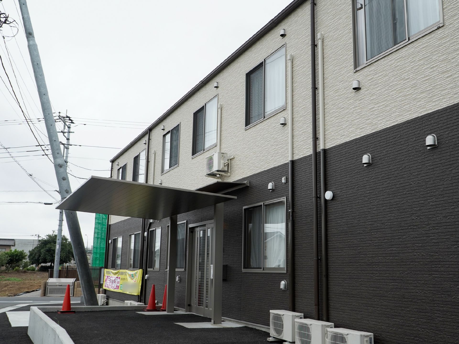 広い駐車場が隣接した、介護施設の外観