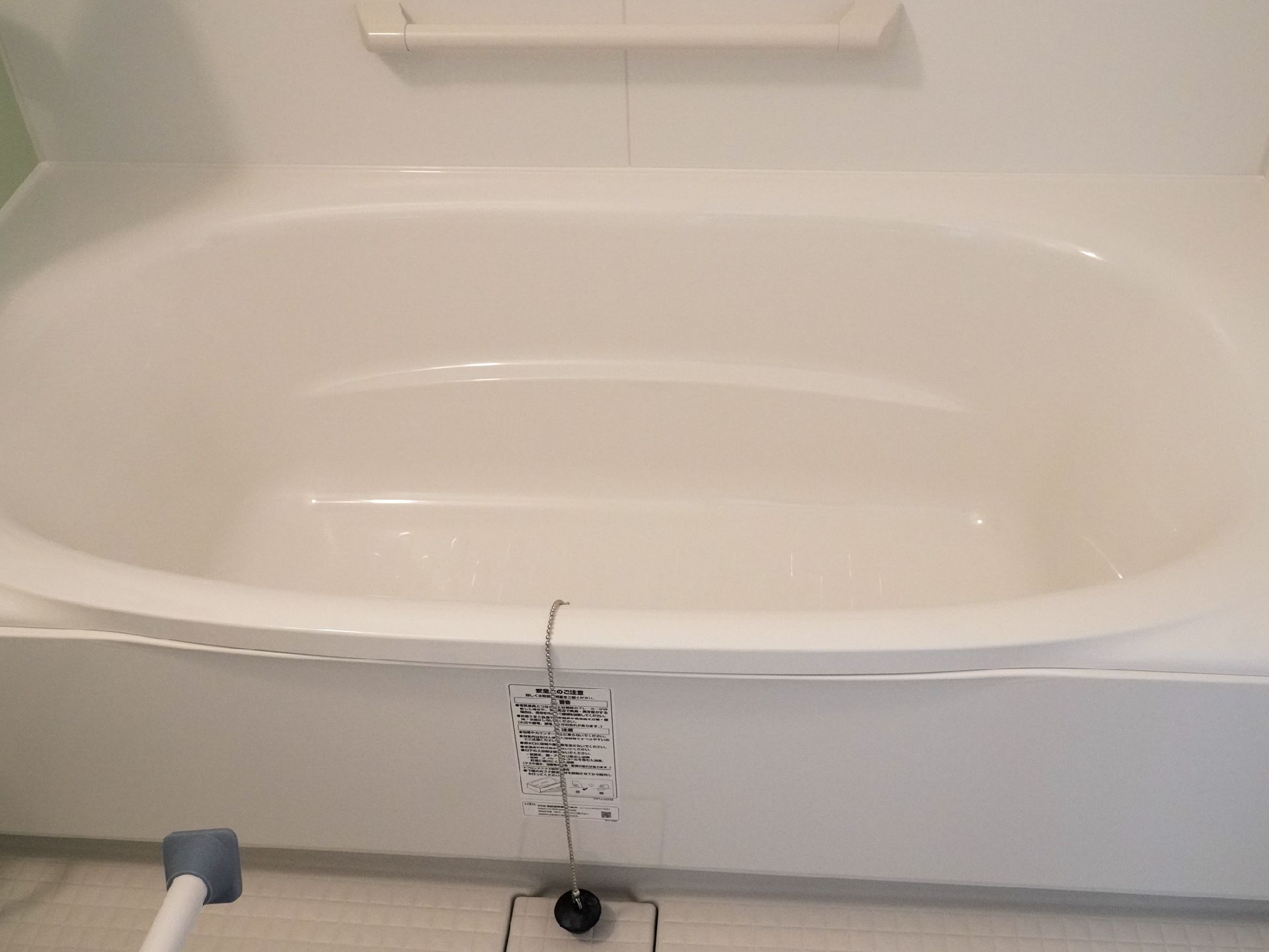 転倒しないように複数の手すりが取り付けられている浴室