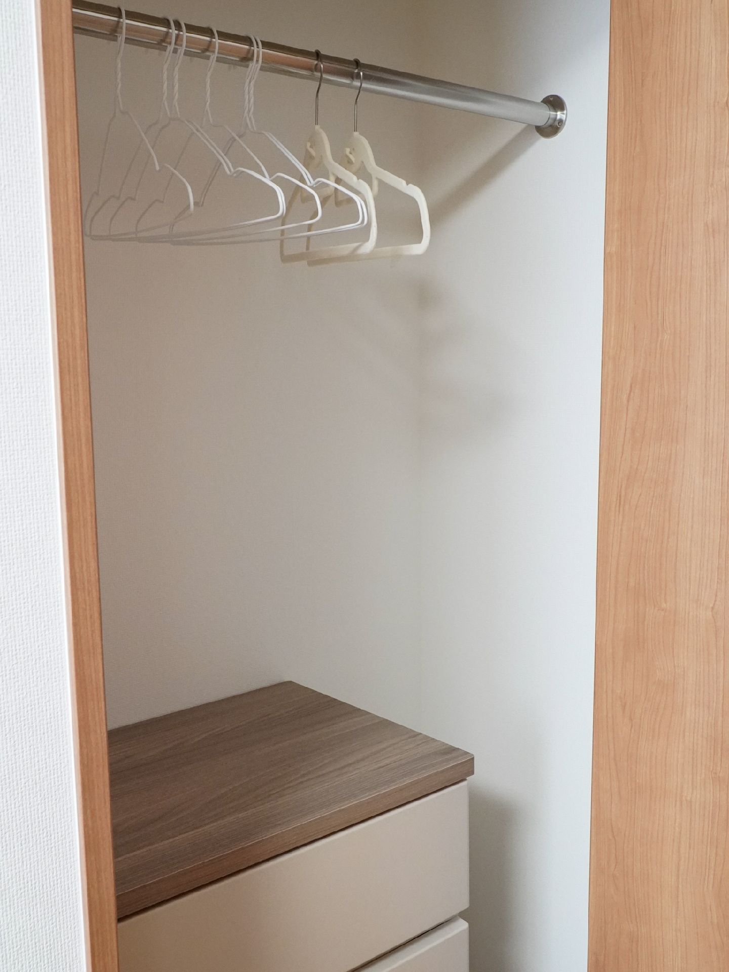 自宅から持ってきた洋服を掛けることができる居室のクローゼット