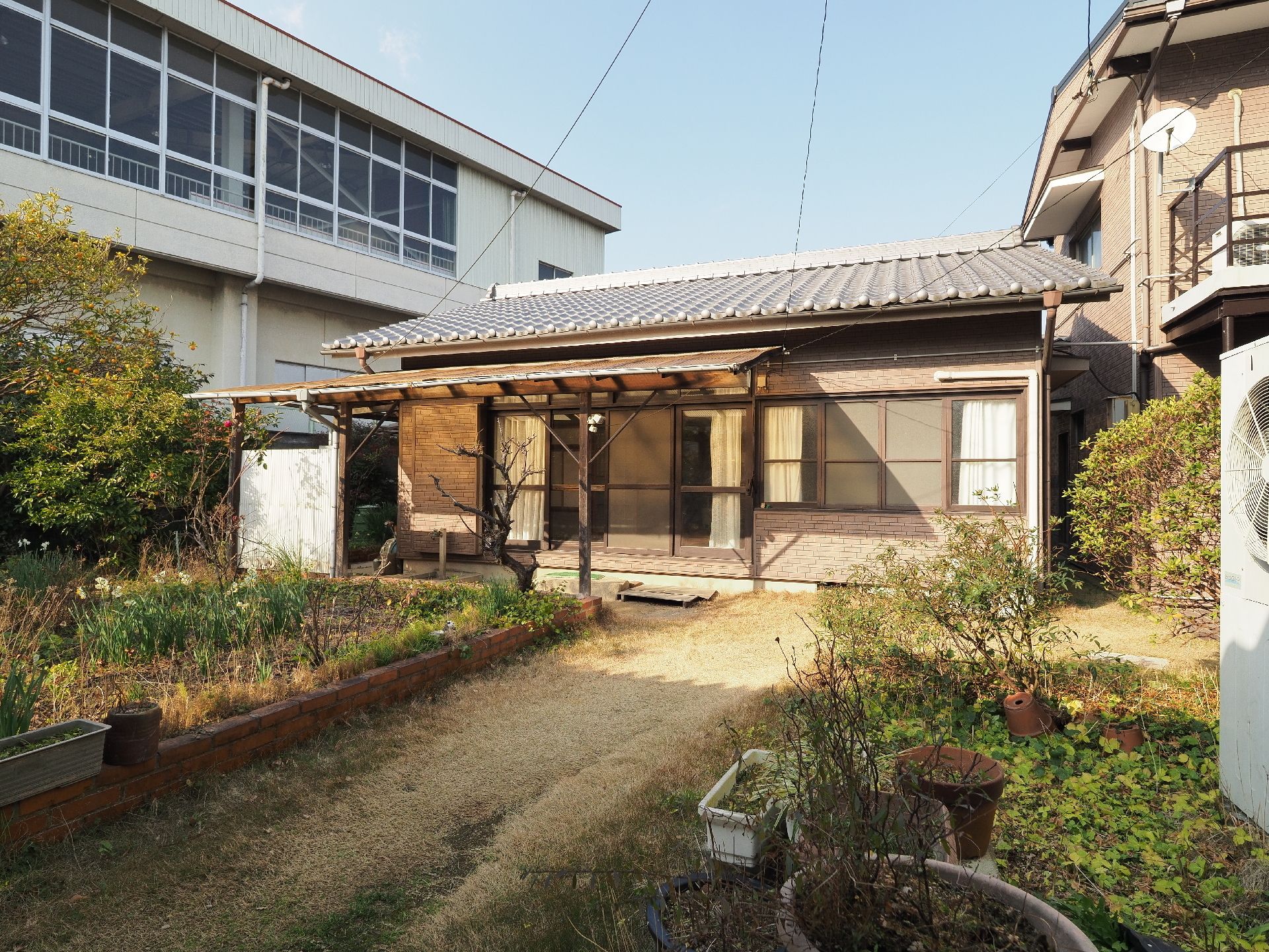 施設の敷地内には畑を併設している。入居者様は四季折々の野菜を栽培することができ収穫、食することが可能である。