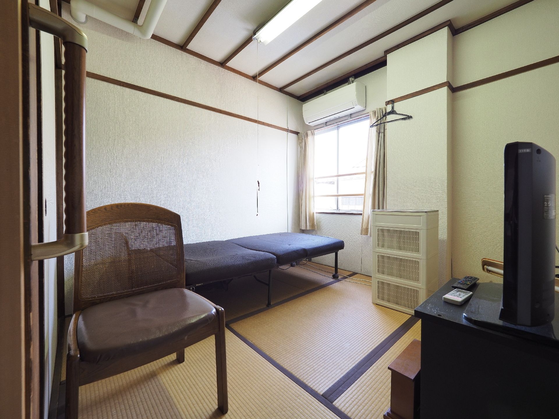 施設の居室は畳敷きで落ち着いた空間である。引違いの窓には安全バーを設置しており入居者様の安全を配慮している。