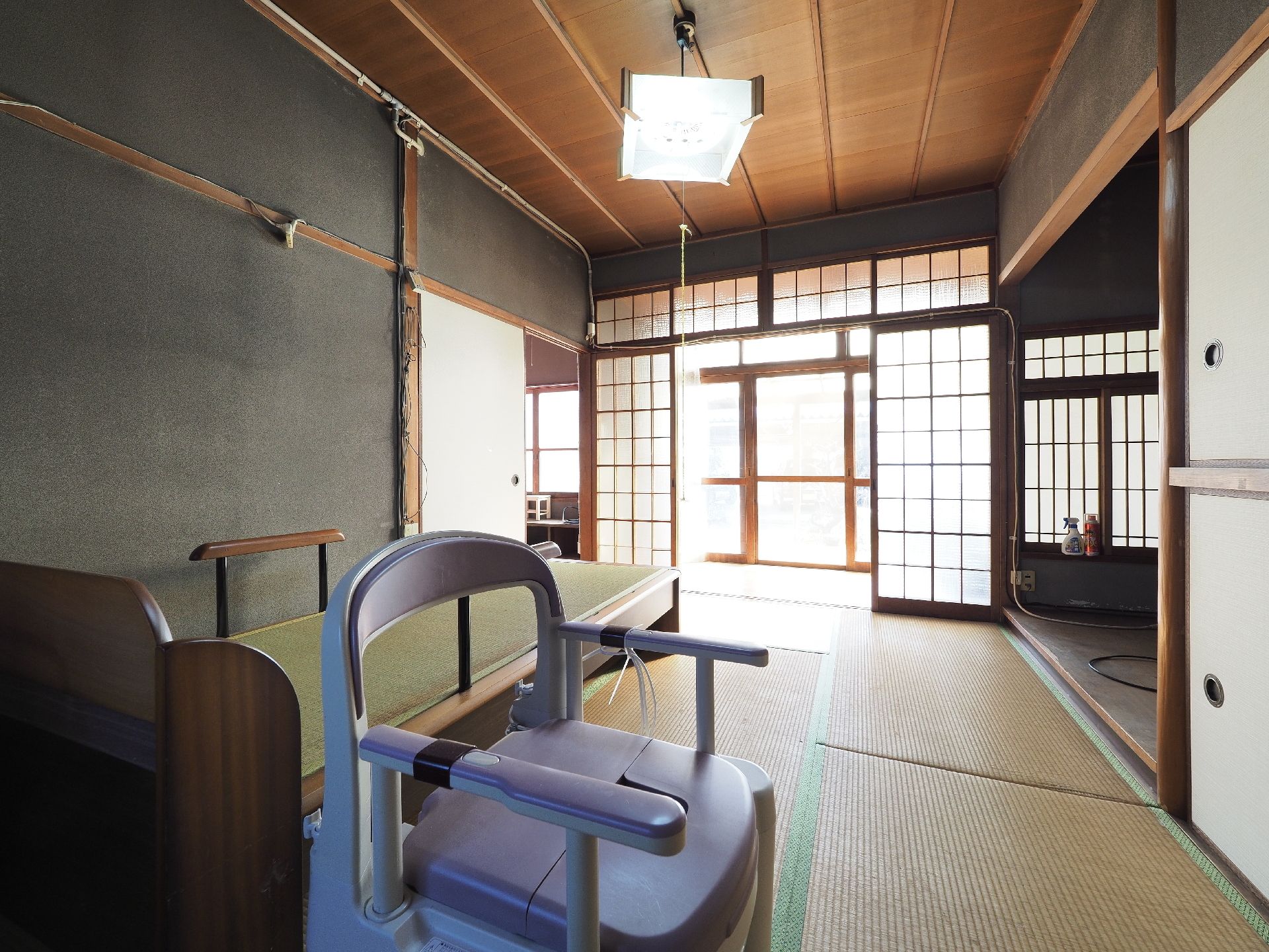 居室は襖のある空間である。引違いの掃出し窓には網戸も設置しているため、換気の際には虫の侵入を防ぐことができる。