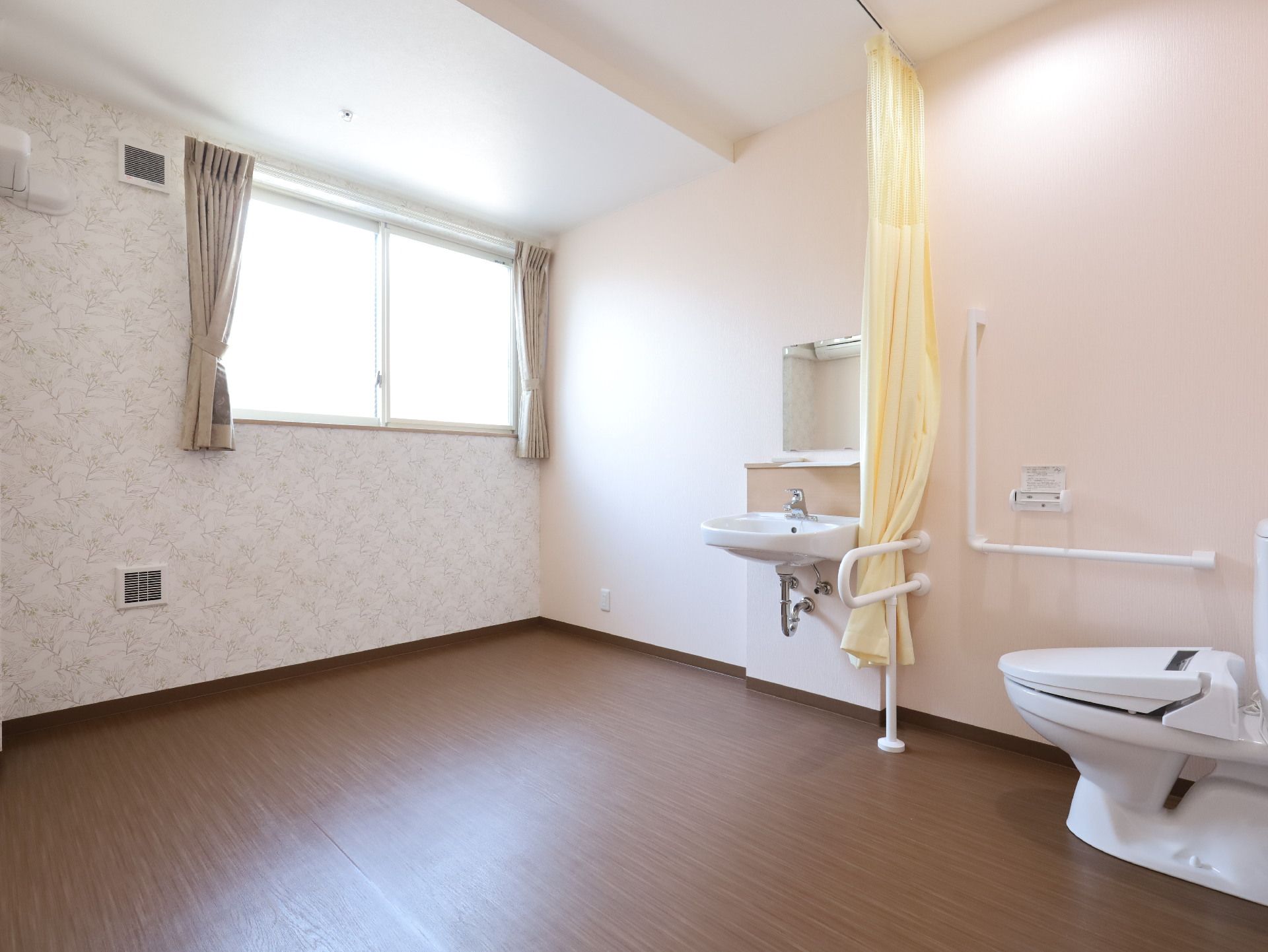 洗面台とトイレが並んで置かれている部屋