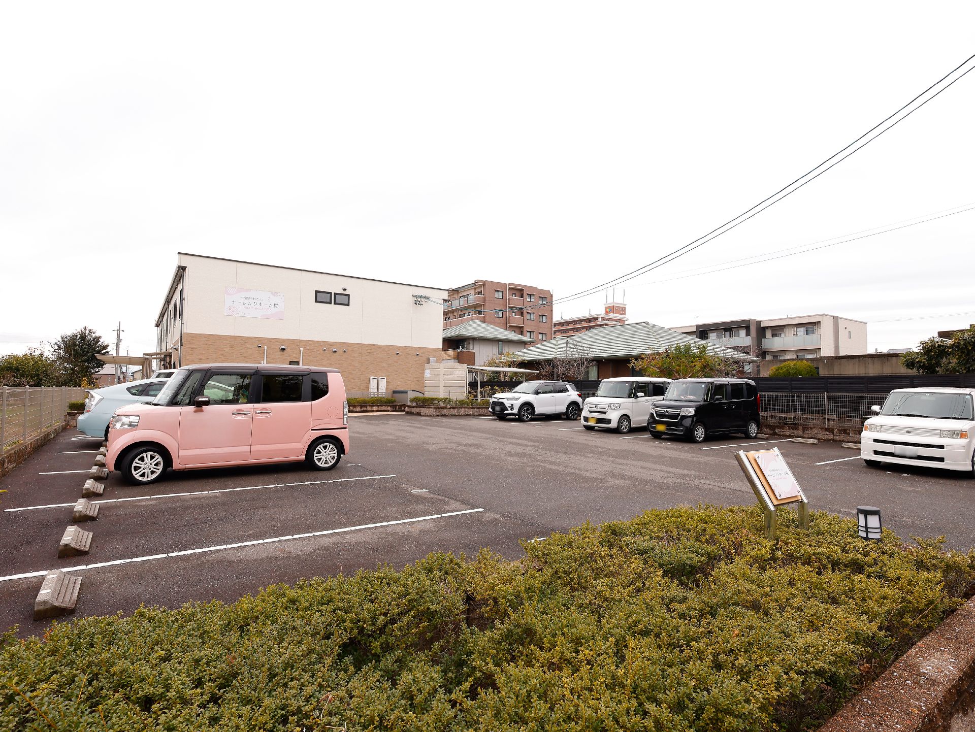 駐車場から撮影した介護施設の外観