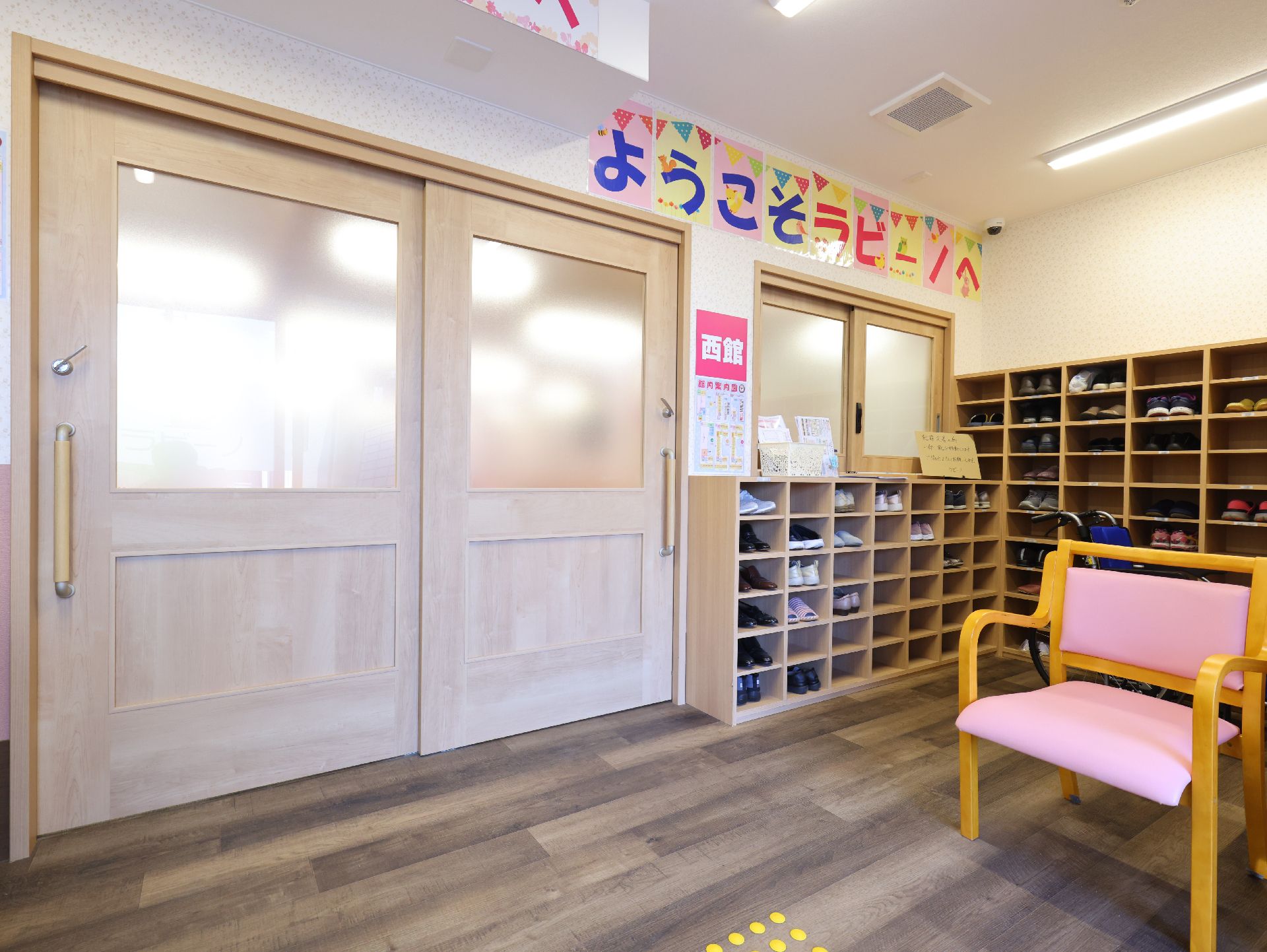 大きなスライド式のドアで開けやすい玄関