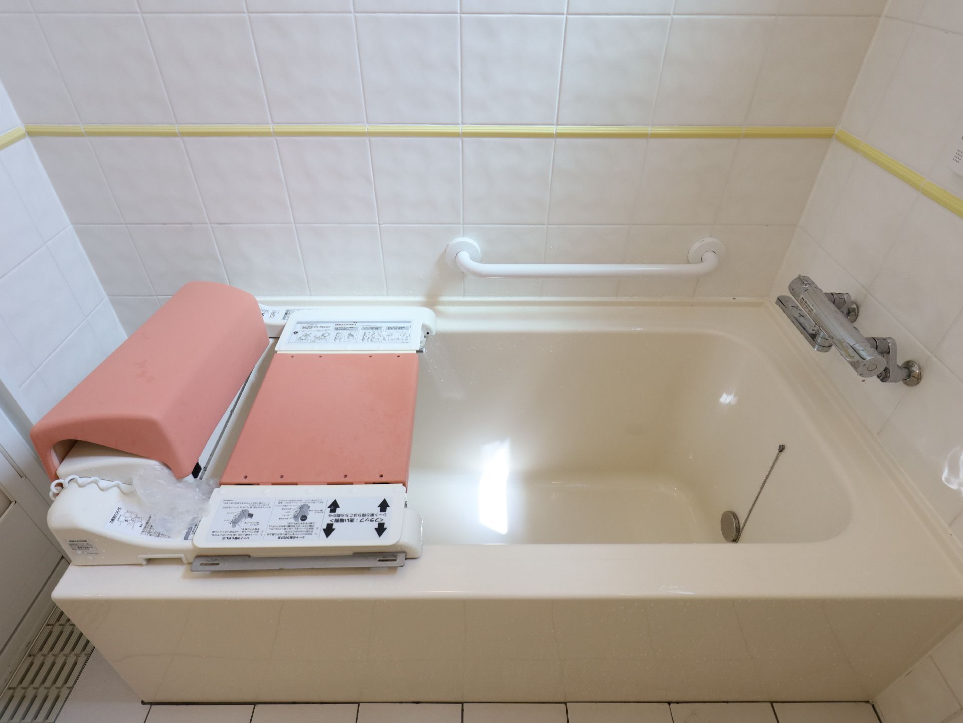 つかまりながら浴槽を移動いただける手すり