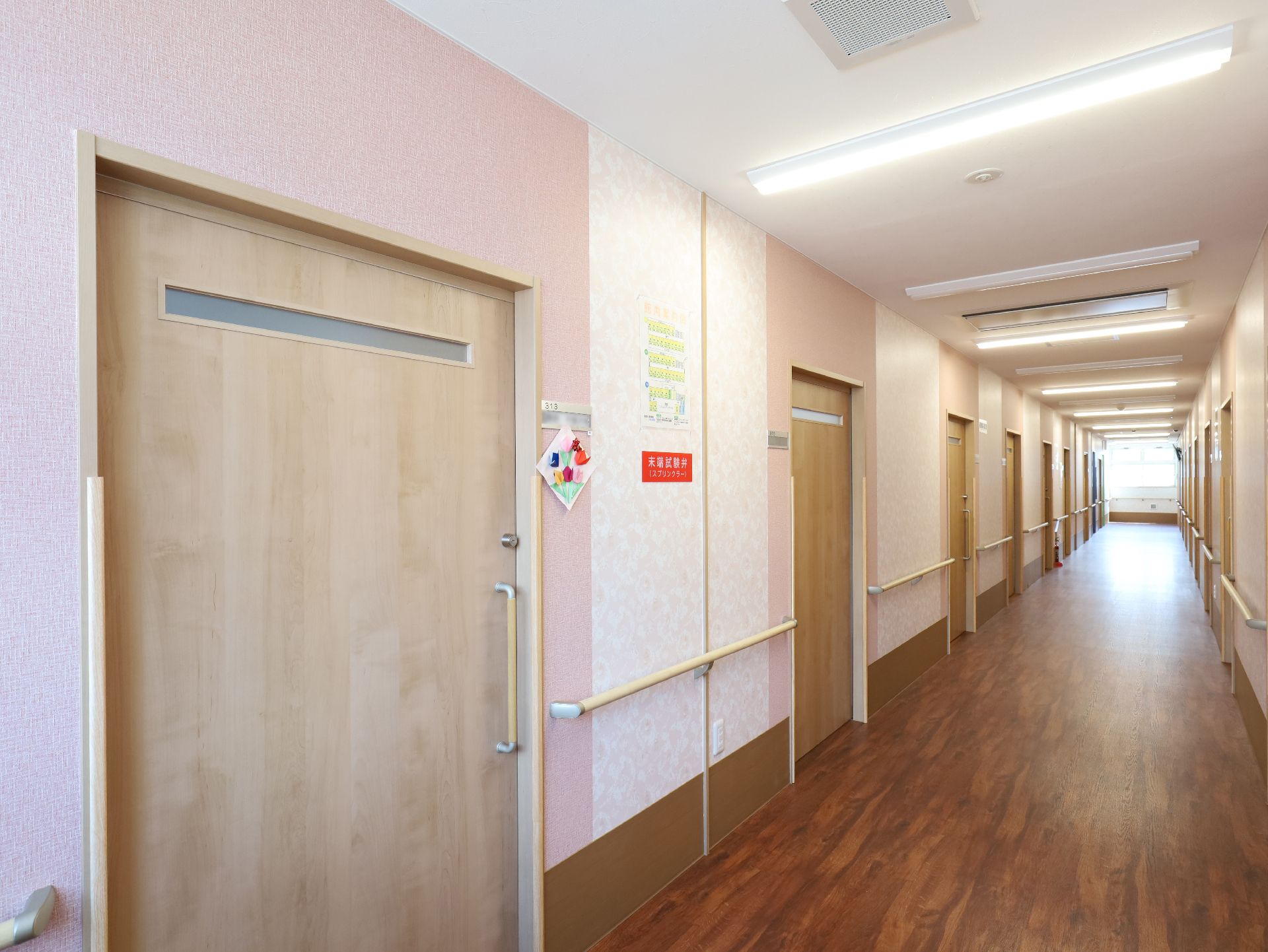 大きく設置された居室のドア