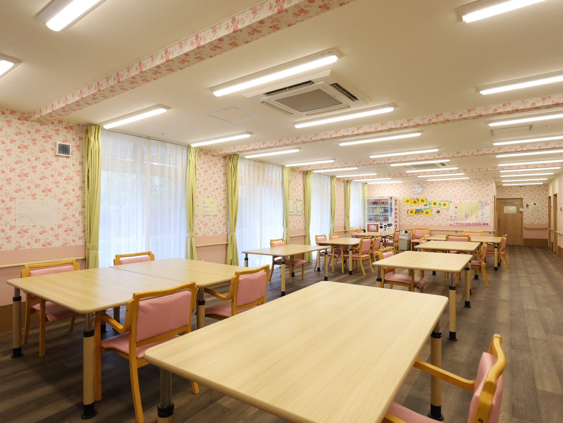 多くの方がご利用いただけるように設置されたテーブルと椅子