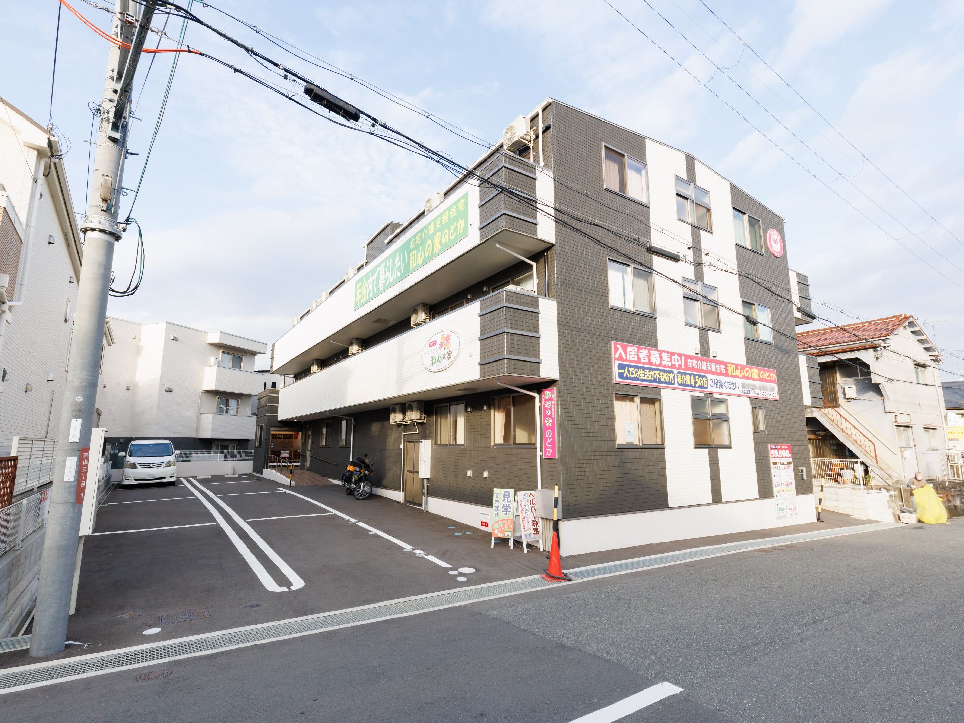 道路沿いに面した施設外観