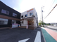 施設外観と駐車場がある風景