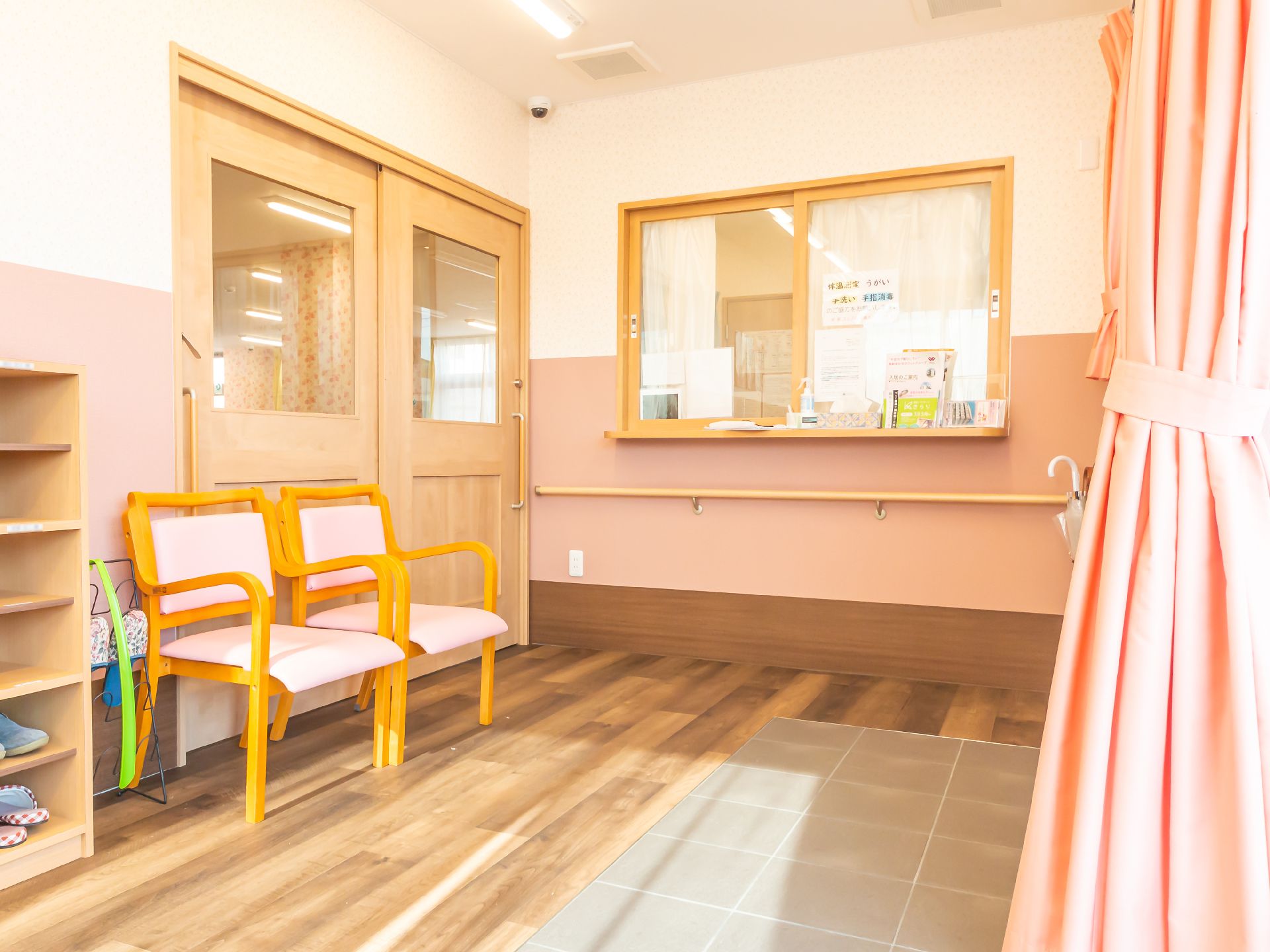 スタッフルームも兼任している、明るく広い受付