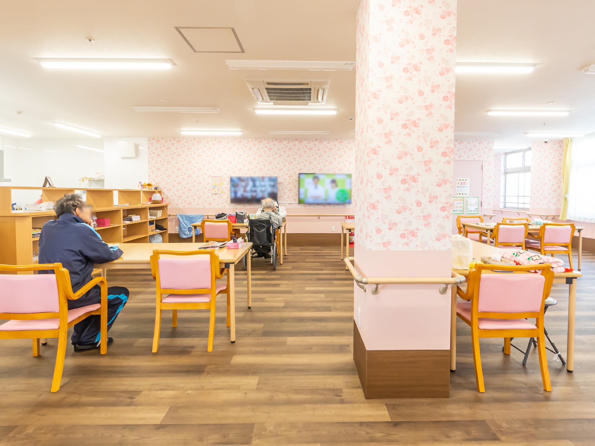 椅子やテーブルが設置され、コミュニケーションなどで利用されている共有スペース