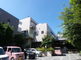 明るい施設の外観と駐車場