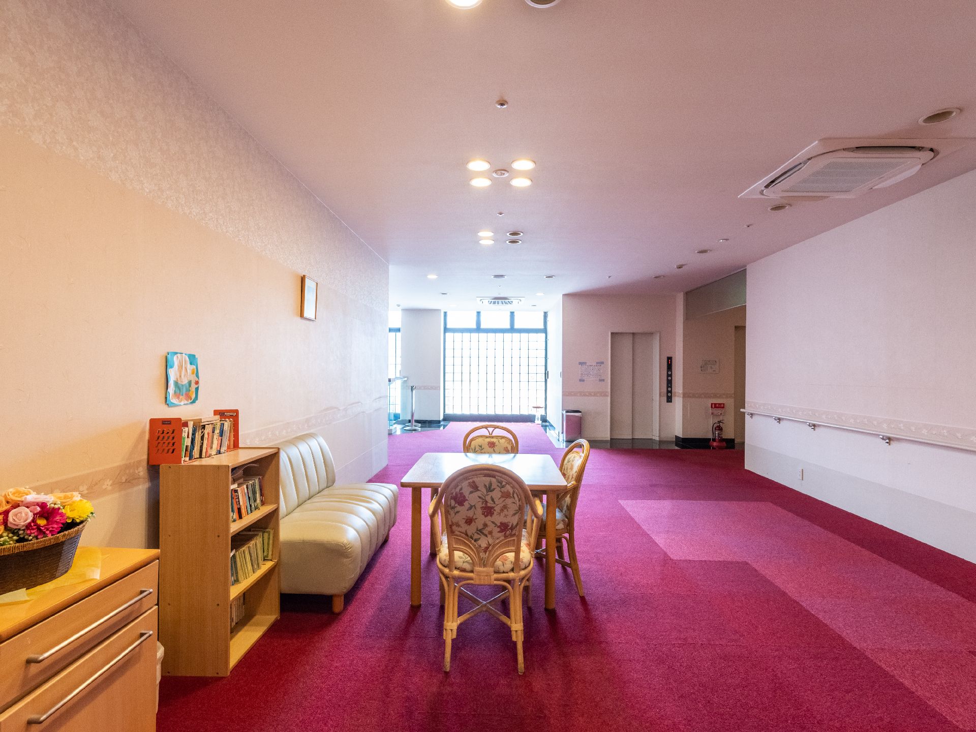 手すりが設置された、各部屋につながる廊下