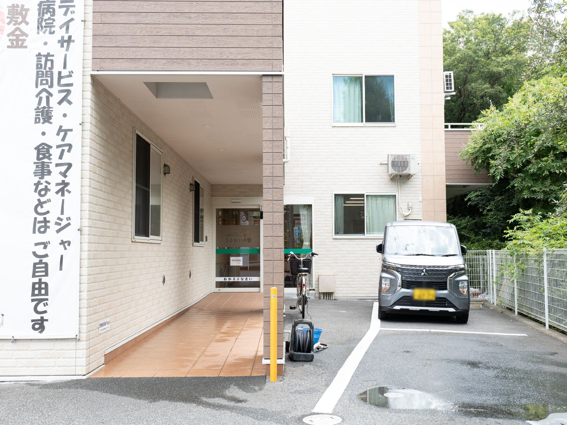 館内まで段差が極力なく、車椅子を使用している方も通行しやすいエントランス