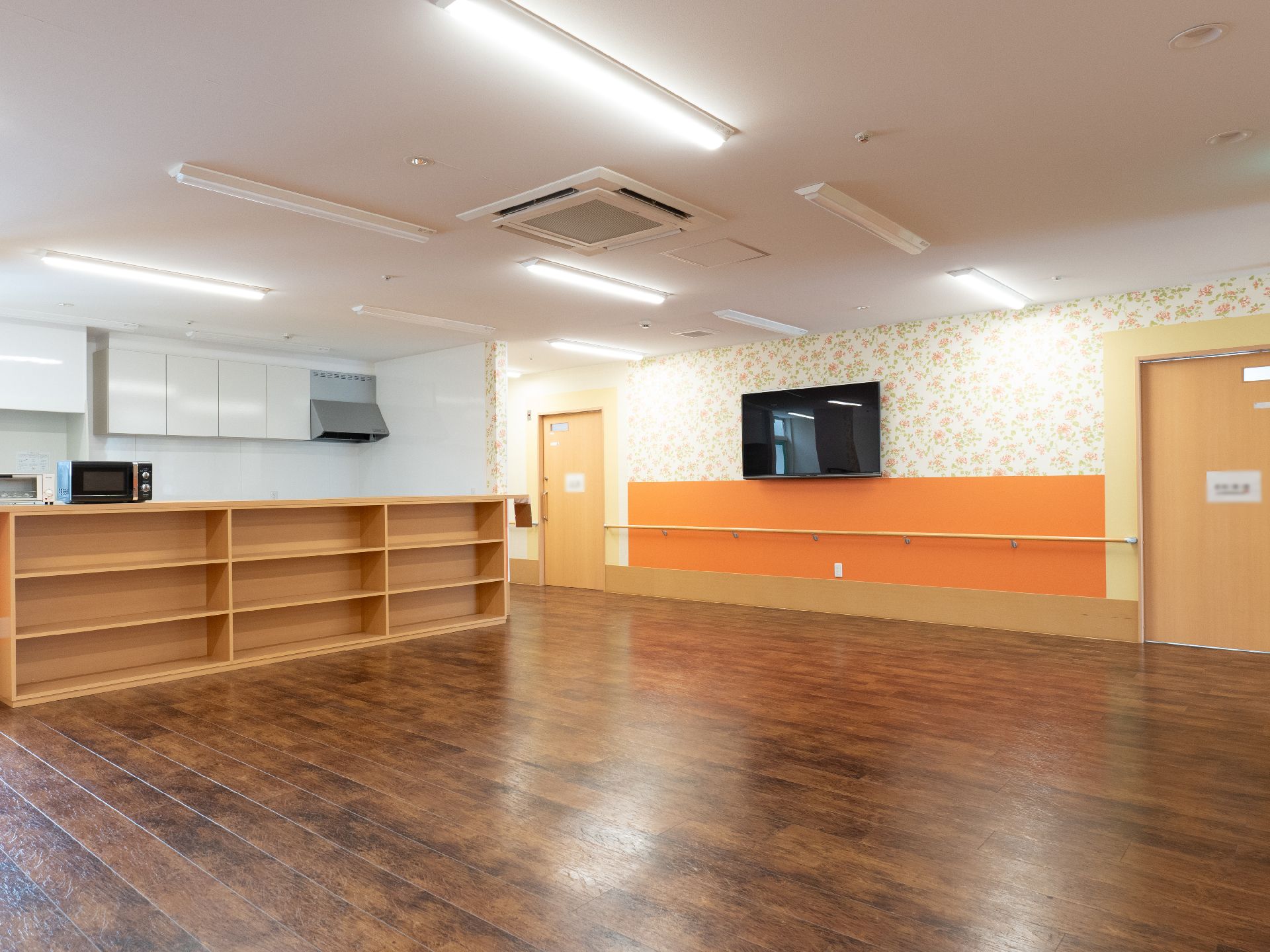 手すりが行き渡り、段差が解消されている館内の廊下
