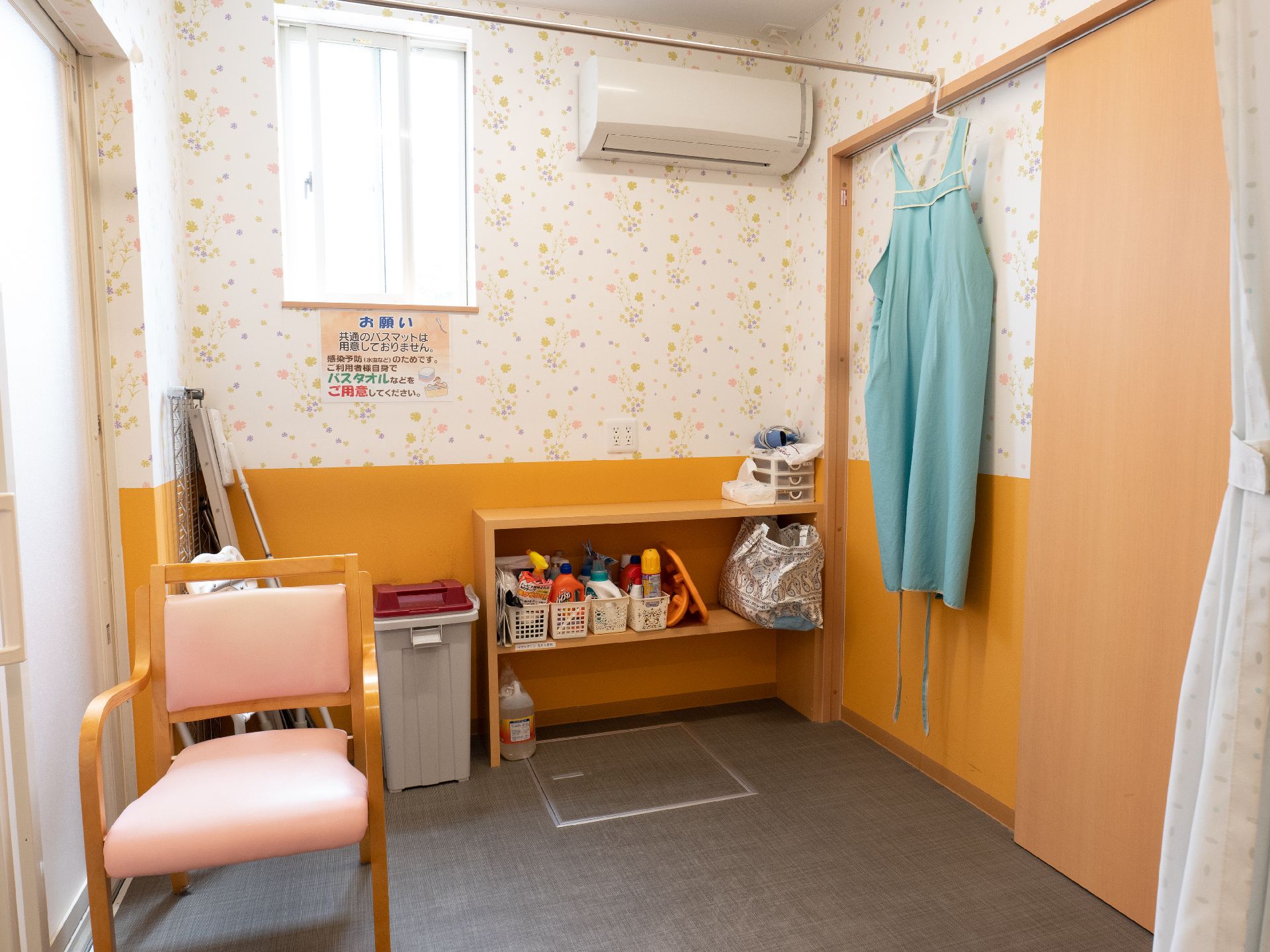 椅子などが設置されている脱衣所