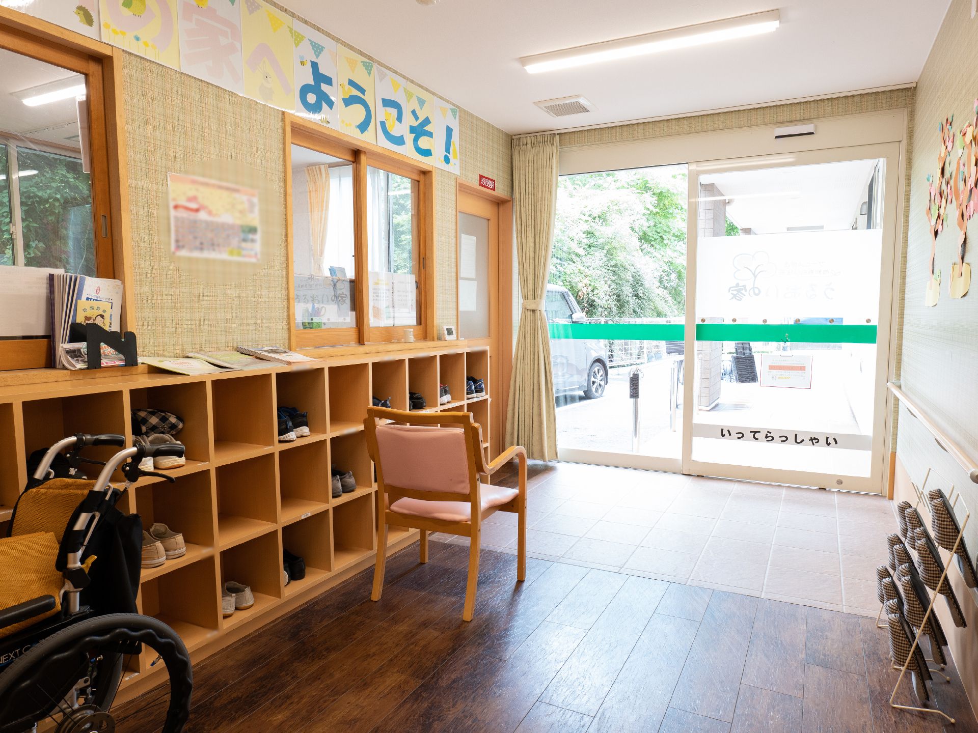 入居者用の下駄箱が設置され、段差が解消されている玄関