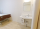 居室とトイレの設備を備えた部屋