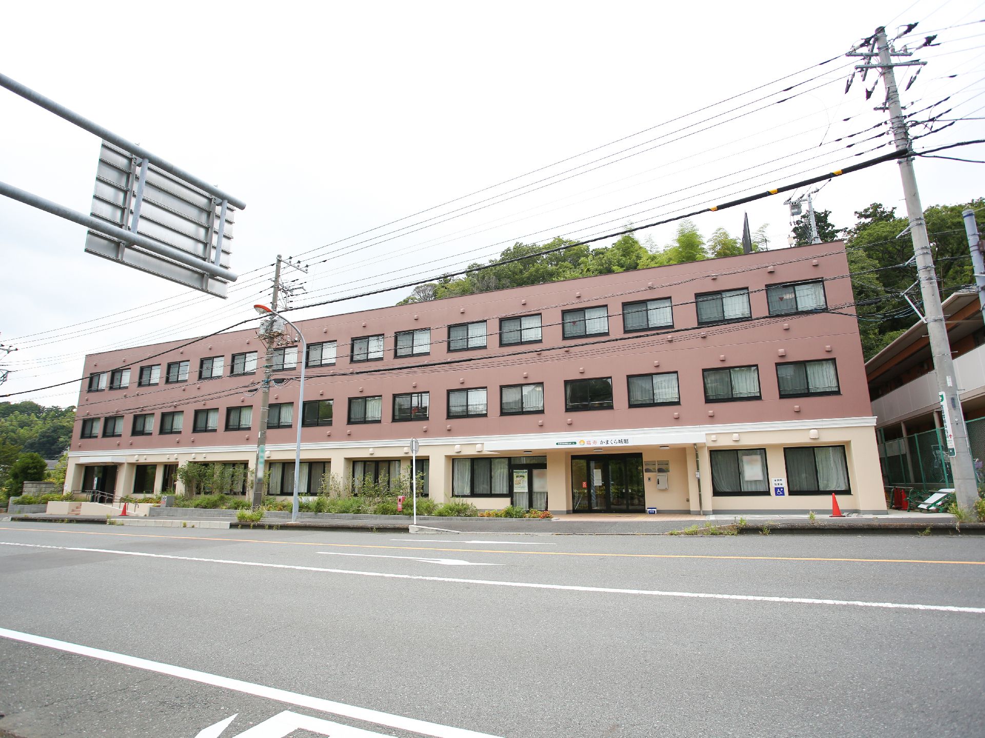 落ち着いた色合いで、駐車場も設置されている外観