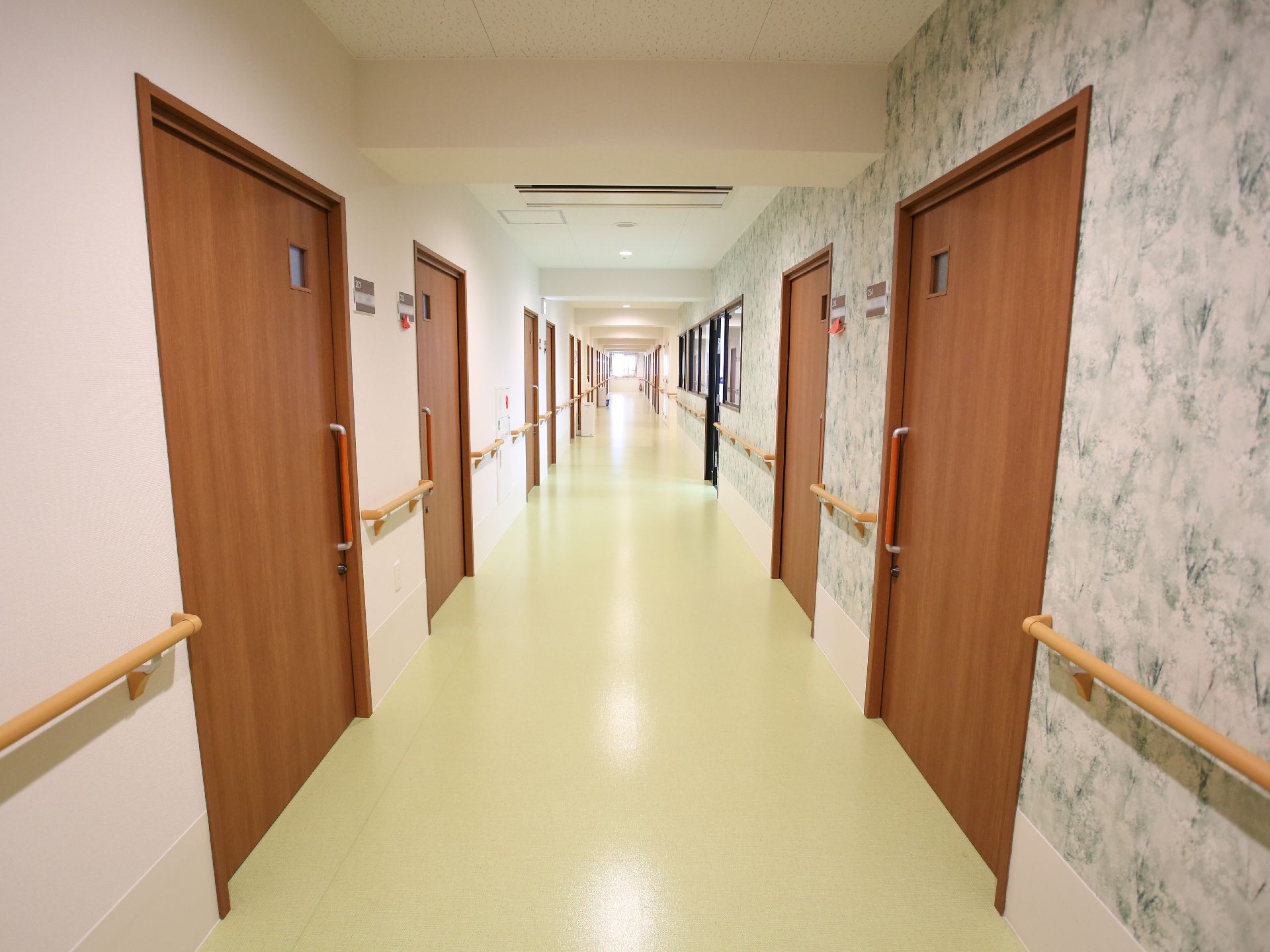 手すりが行き渡っている廊下と、引き戸となっている居室