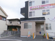 介護施設の入口と駐車場