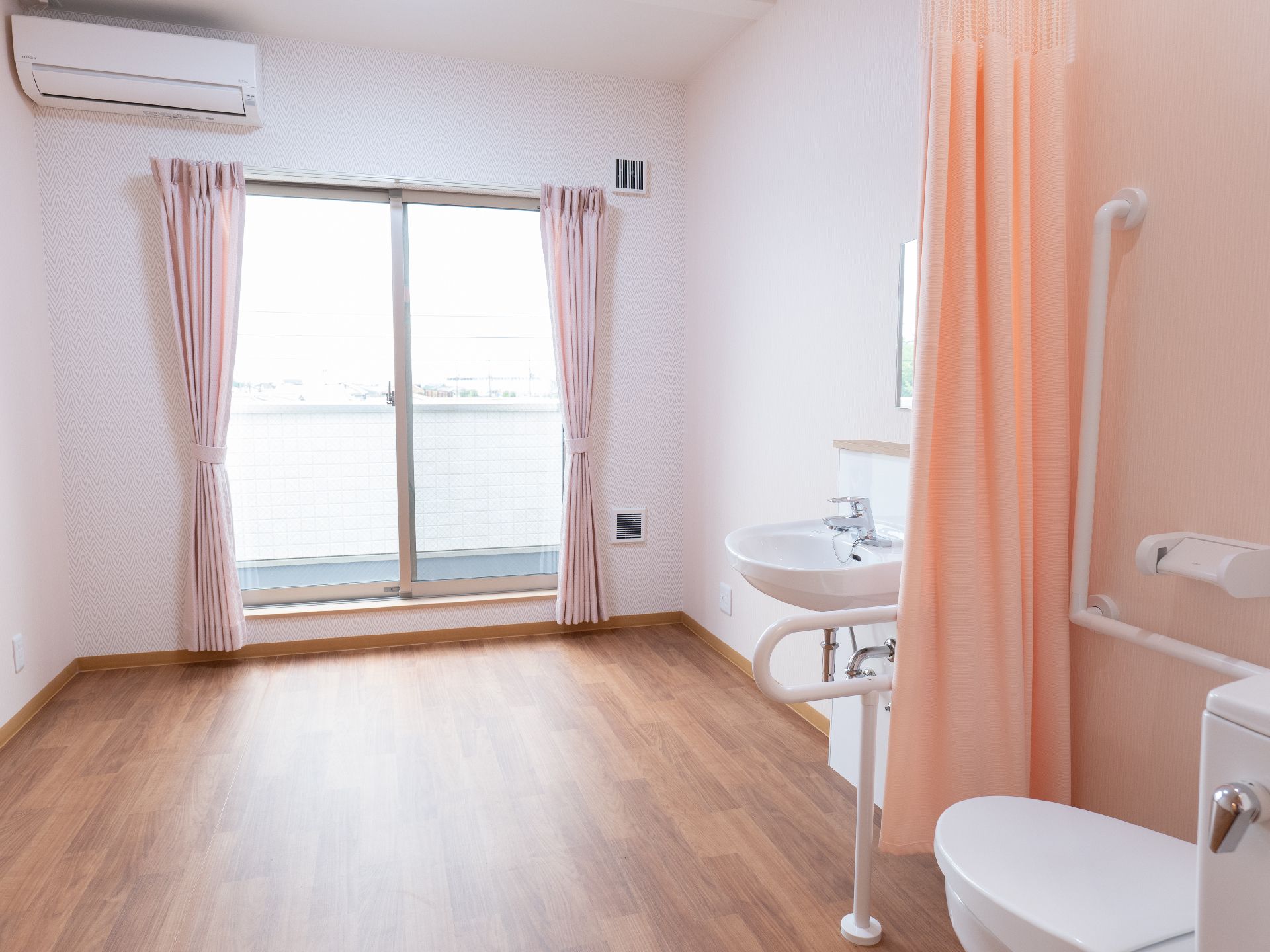 エアコンや洗面台、トイレが設置されている居室
