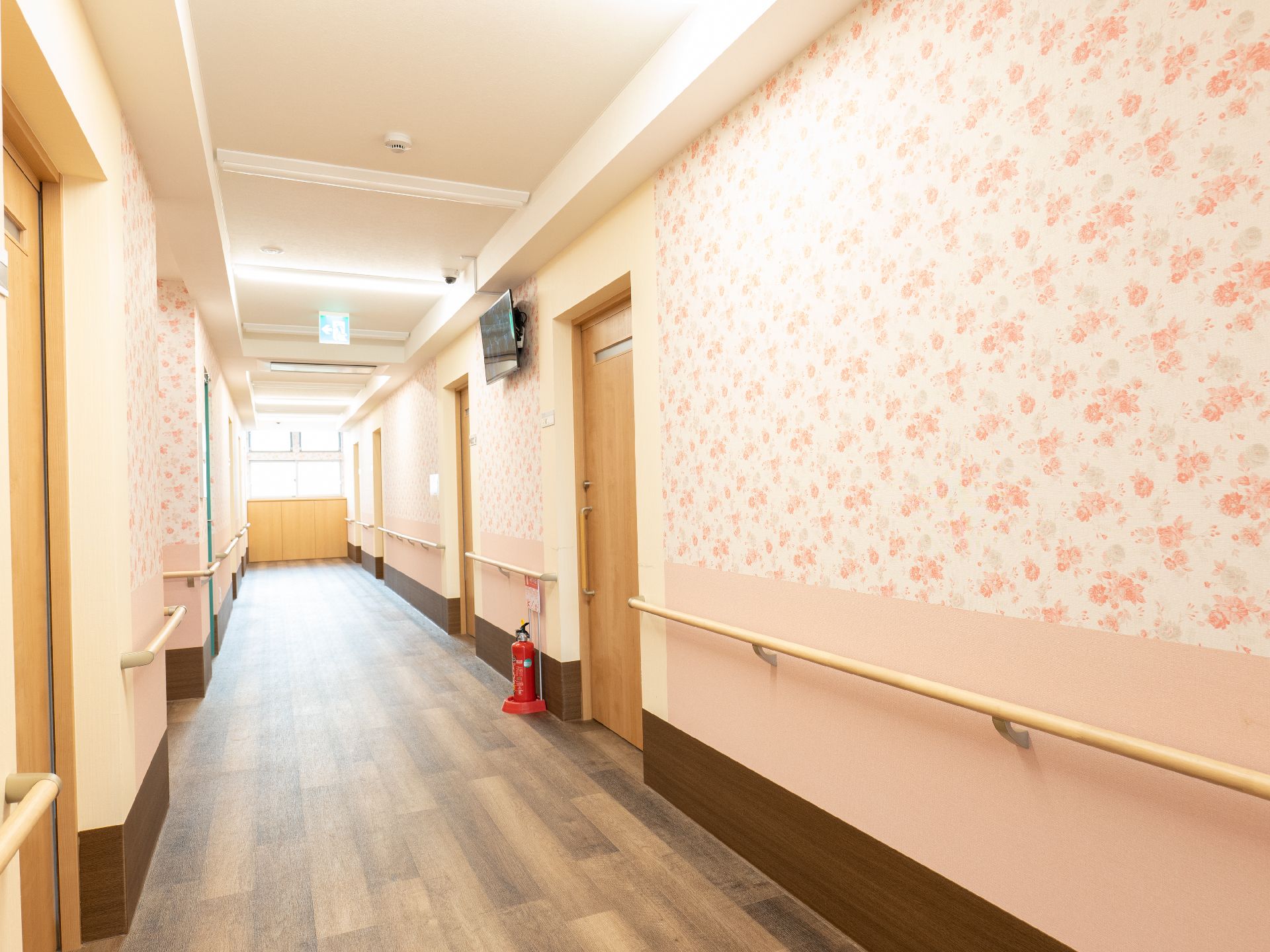 壁・床に手すりが設置され、バリアフリー化されている廊下