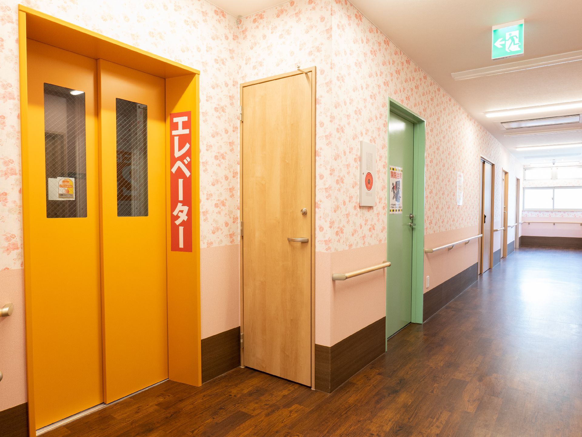 避難口が設置されている廊下