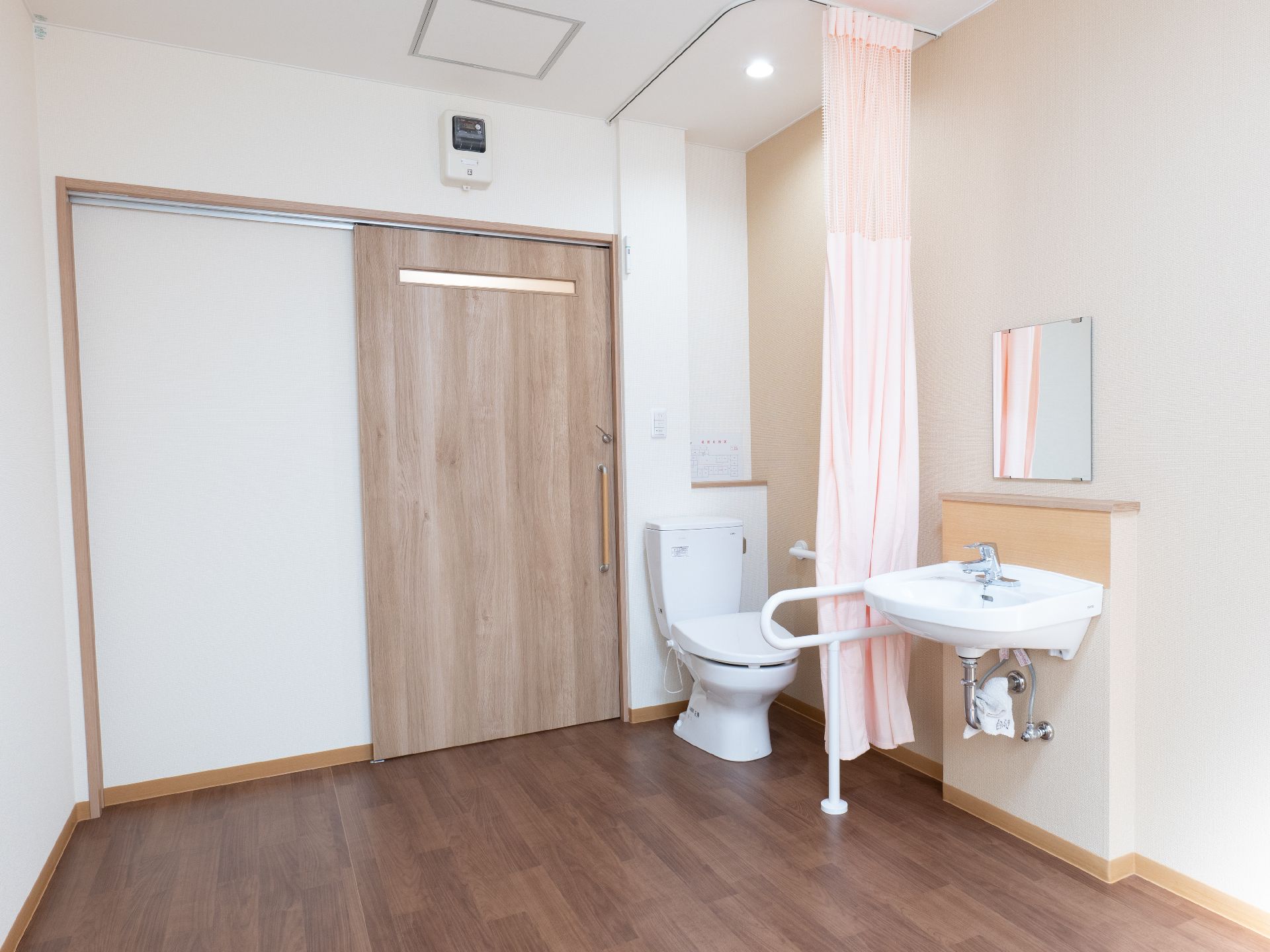 トイレと洗面台が並んだ白い壁の部屋