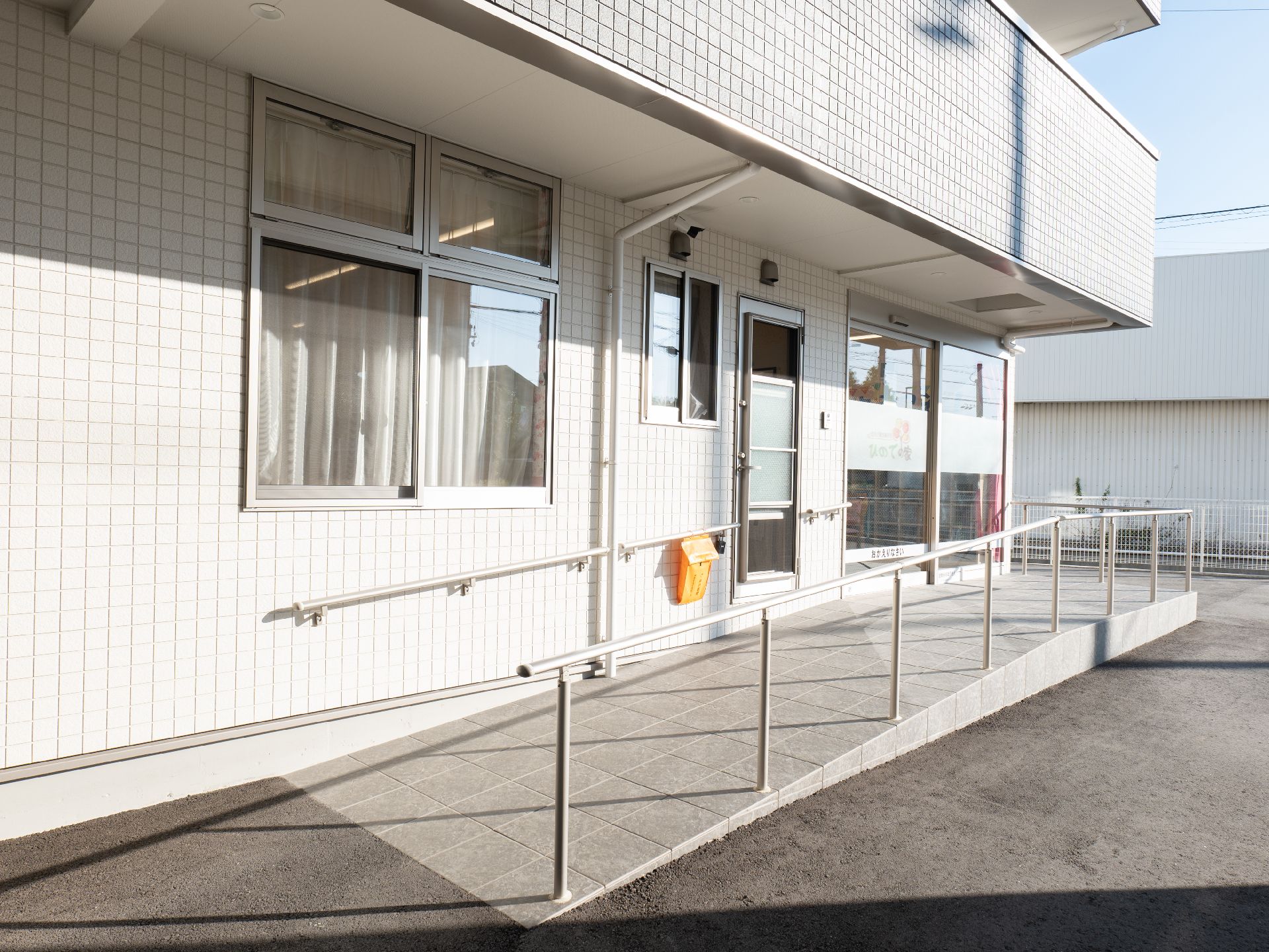 スロープの付いた玄関