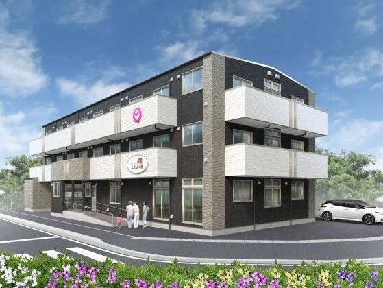 各フロアにベランダが付いた３階建ての建物。道路に面していて横断歩道もある。敷地内には駐車場も完備。