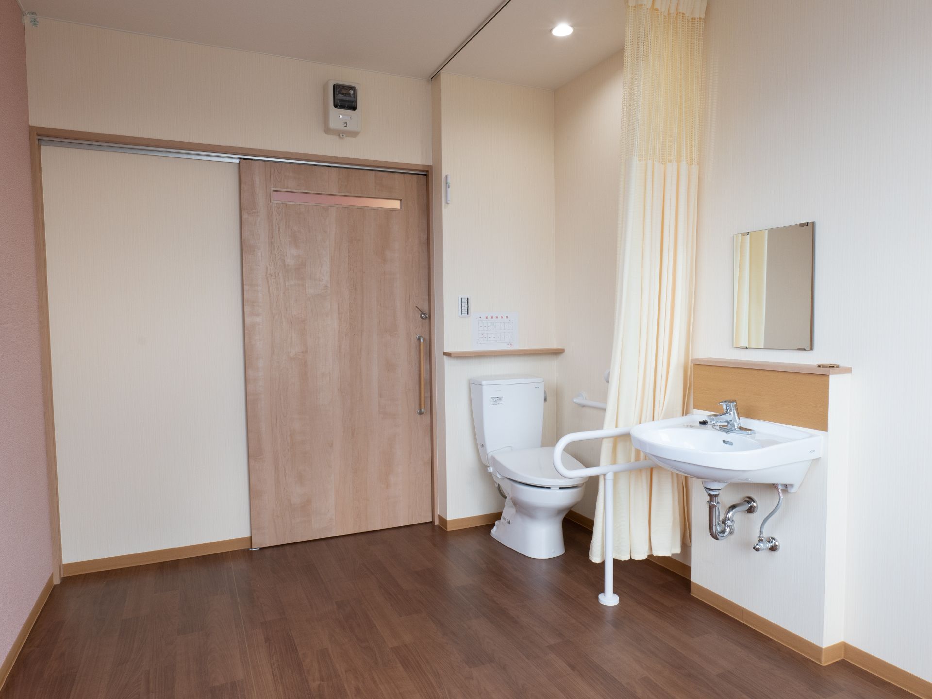 トイレと洗面台と扉
