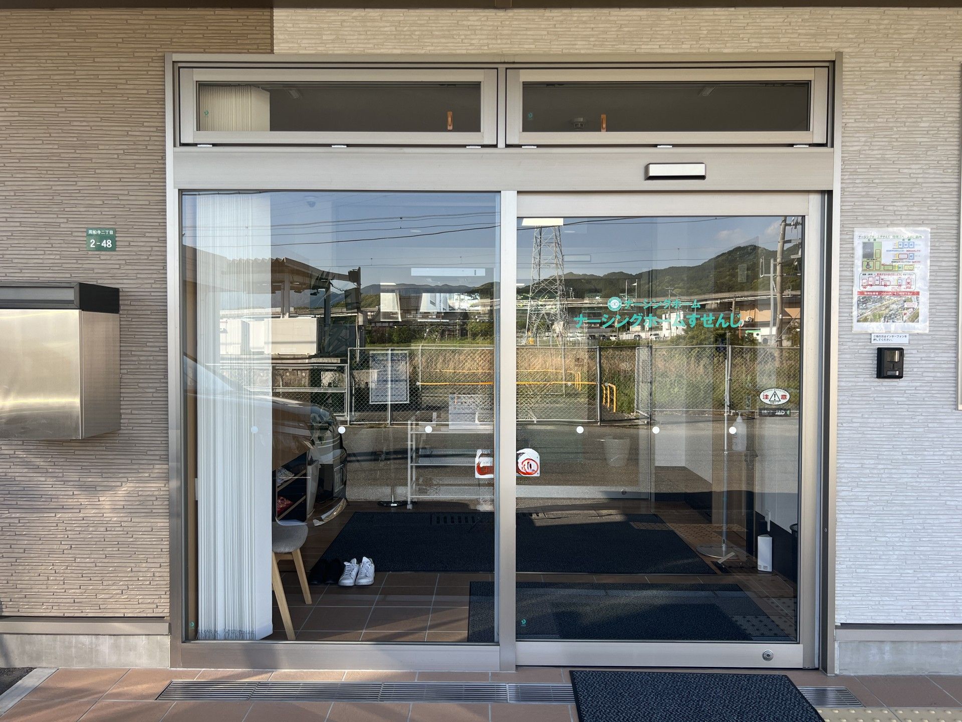 入口の自動ドア施設