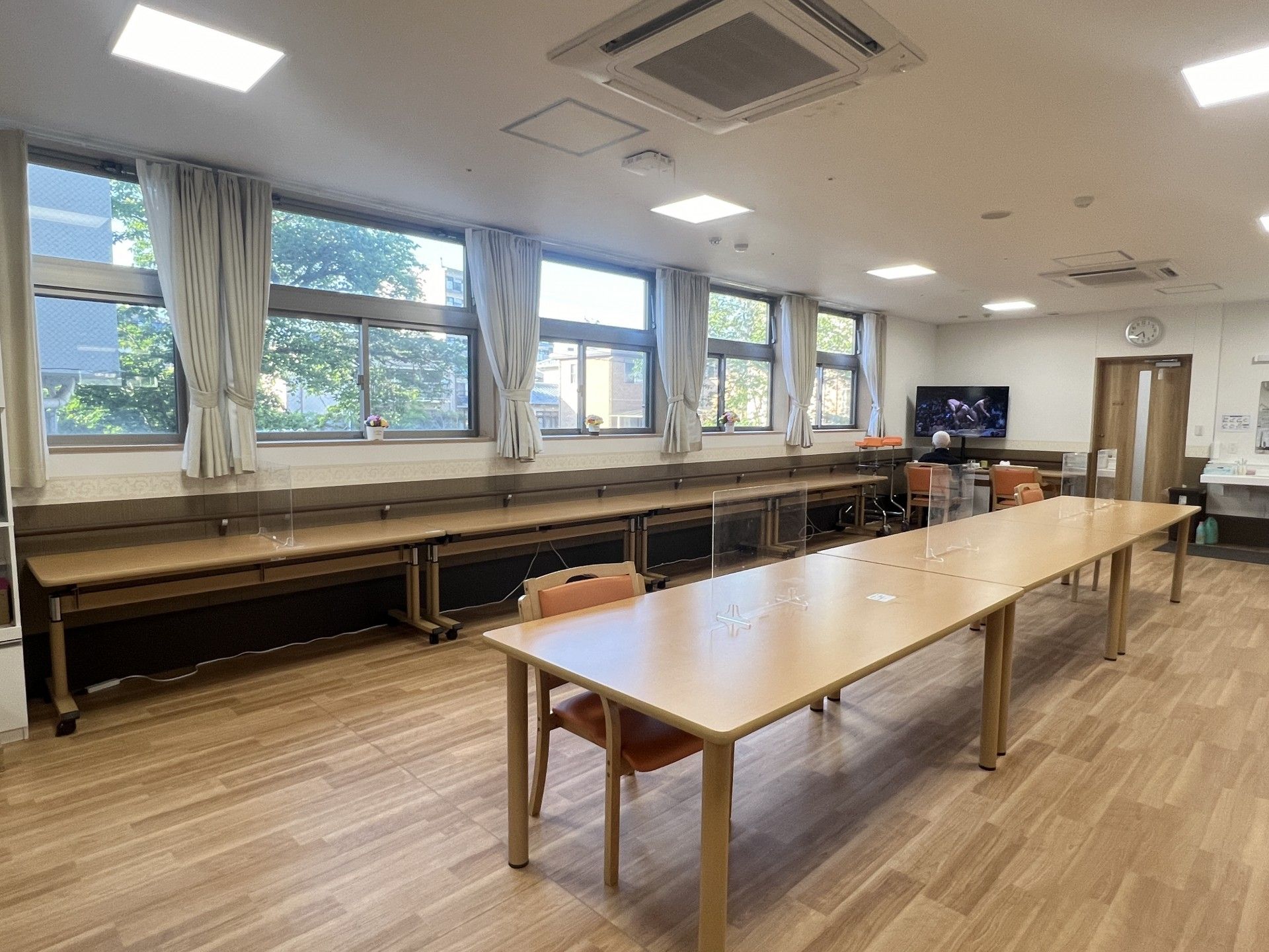 手すりが付いており、広々としている長い廊下