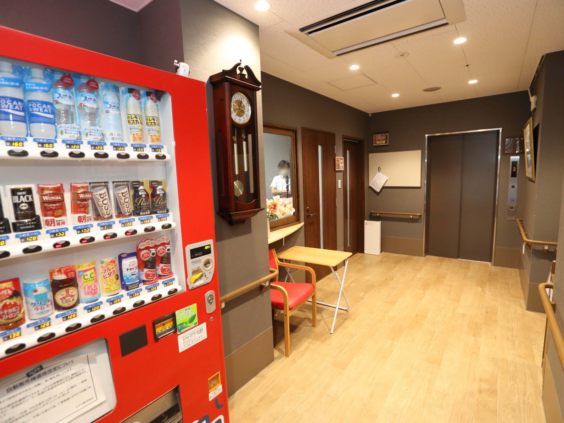自動販売機のある入口